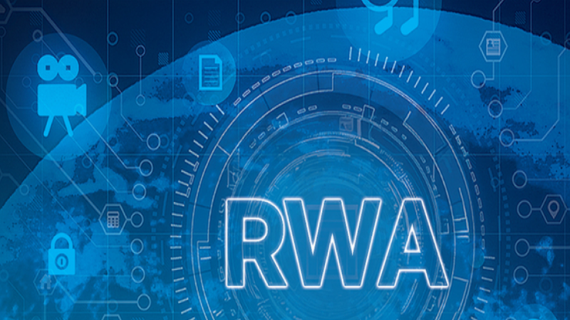 현대적인 빌딩 숲 위로 떠 있는 디지털 비트코인 로고와 연결된 회로도 그래픽