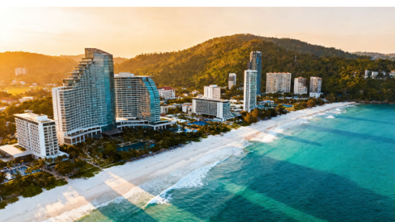 Stunning architectural rendering of custom premium property in Thailand (Phuket Seafront & Bangkok Skyscapes) with overlaid cryptographic ledger metrics.
