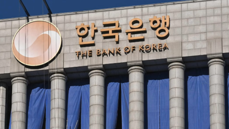 A futuristic digital financial graphic illustrating tokenized real-world asset blocks connected via on-chain networks to central bank policy nodes and institutional yield charts.
