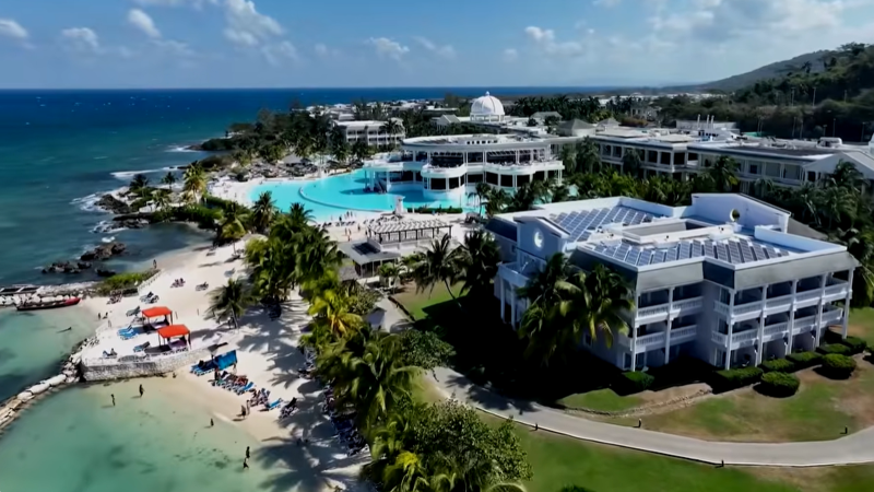 Jamaica offers a broad mix of family-friendly mega resorts, dependable mid-range favourites, and premium adults-only escapes, and choosing the right one can make or break your trip.