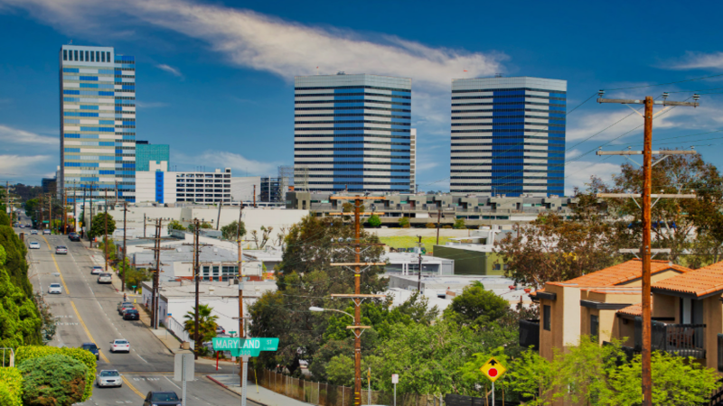 El Segundo is a vibrant coastal city that artfully combines metropolitan flair with a laid-back beach town vibe. A center for technology, entertainment, and aerospace, it offers a one-of-a-kind mix of corporate conveniences and recreational opportunities.