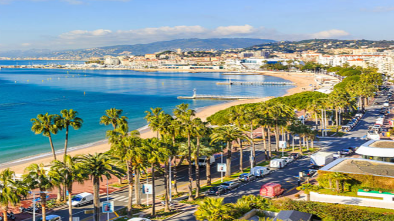 A visit to the Palais des Festivals is unmissable experience in Cannes. This is where the Cannes Festival, the world’s largest film festival, takes place every May.. It awards the best films with the prestigious Palme d’Or trophy.